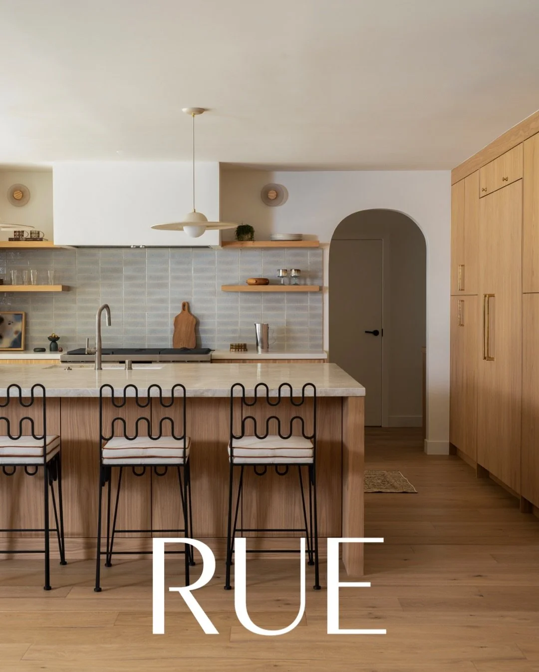 ohhhh happy day because our Golden Hour project is on RUE!!!!! @ruemagazine head to the link in bio for the full read, and our web for the full reveal of this beaut of a project. 
Interiors: @solsticeinteriors 
Photography: @charlotteleaphotography 
