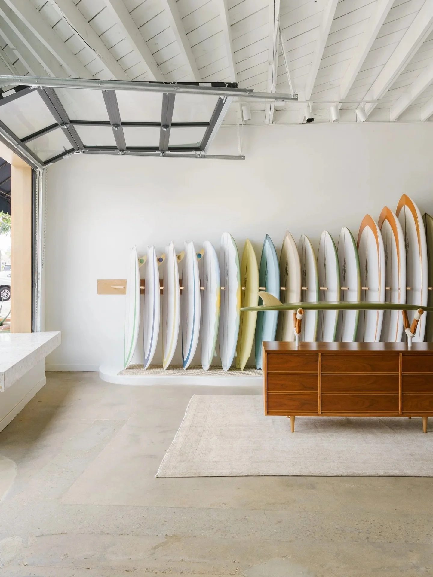 who knew this would be the backdrop to all your matcha and smoothie pics???? (hint hint: we did 😂🙋🏽&zwj;♀️) everyone&rsquo;s favorite @hermosasurfshop designed by @solsticeinteriors and captured by @charlotteleaphotography