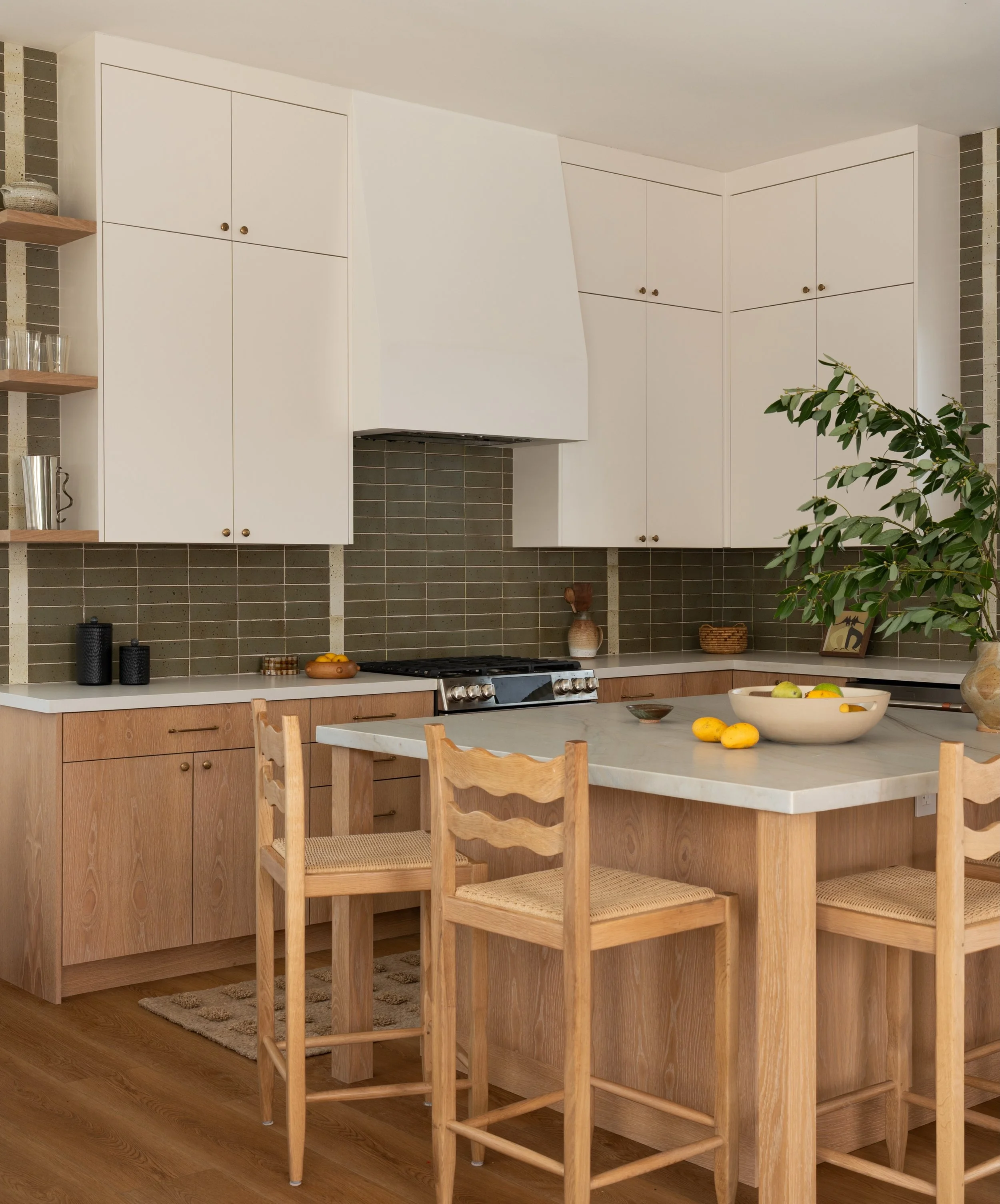 when the client says yes to your contrast tile stripe idea in their kitchen backsplash 🤌🏼 sooooo excited to share more on this beautiful home we had the pleasure of working on with one sweet young fam in the heart of El Segundo. // interiors by @so