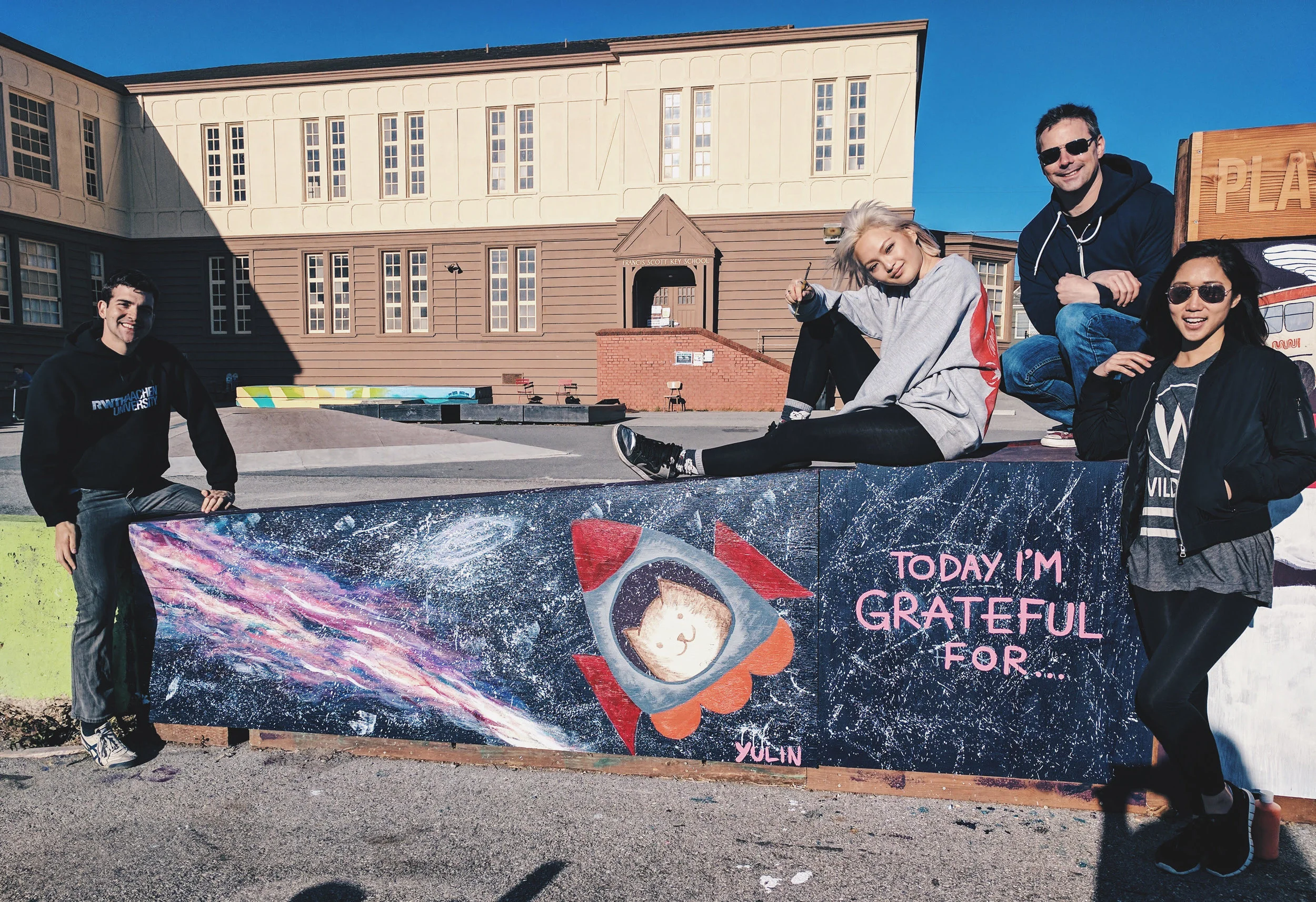 I am so grateful to be supported by my dear friends. Without them, I won't be able to push myself so hard to finish the wall. They kept me company as I was painting the wall. 