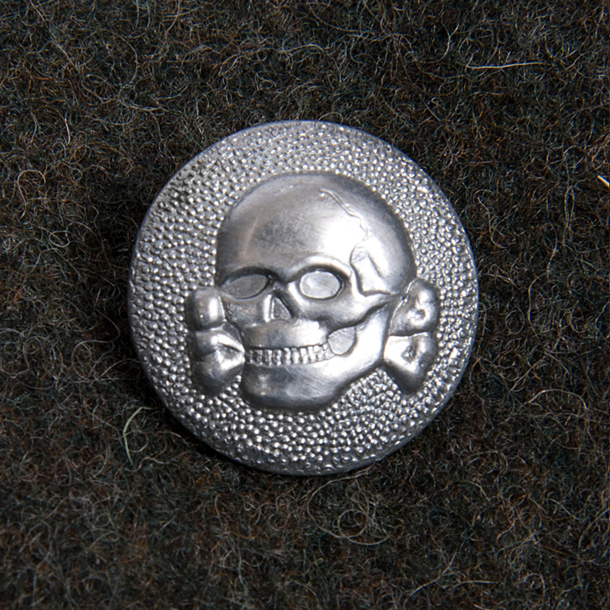 1-TotenKopf-buttonsF.jpg
