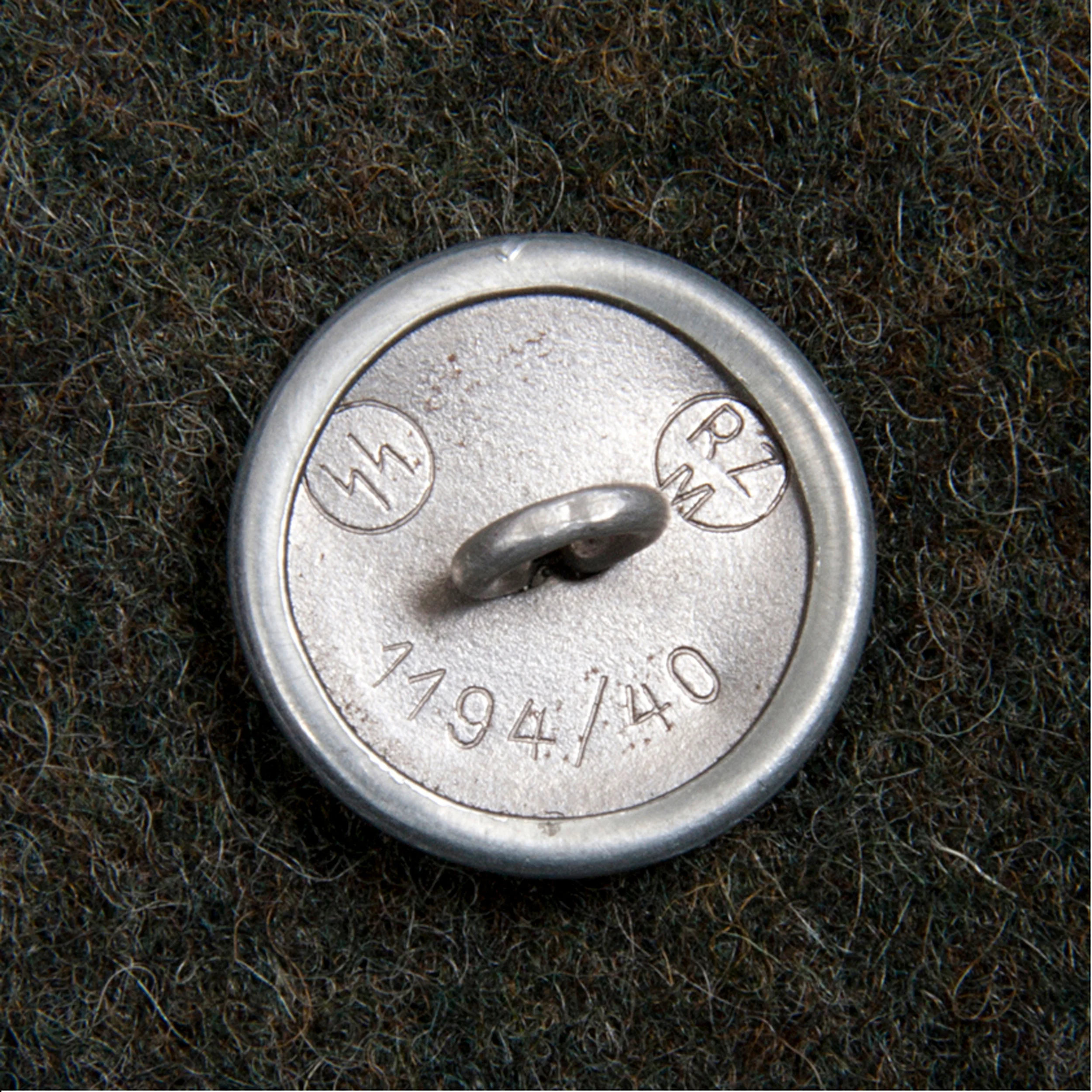 2-TotenKopf-buttonsB.jpg