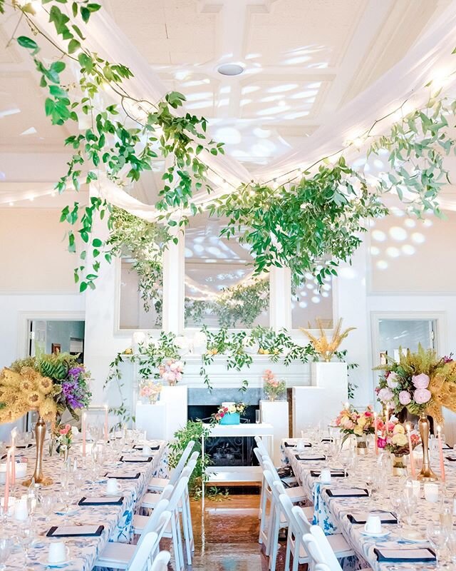 Sleek, stylish and eye catching is always a great design, no matter the color story! From bold and colorful to neutrals we love to create an aesthetic that allows your style to shine through. .
.
.
.
.
#weddingplanner #realwedding #luxury #luxurywedd