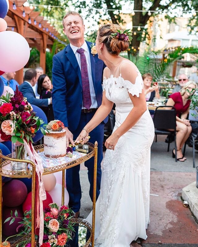 We all need a little laughter these days! When Miranda and Max began the planning process they knew they wanted their wedding festivities to occur in Chicago. Neither one is originally from the city but they have grown to love it and wanted their gue