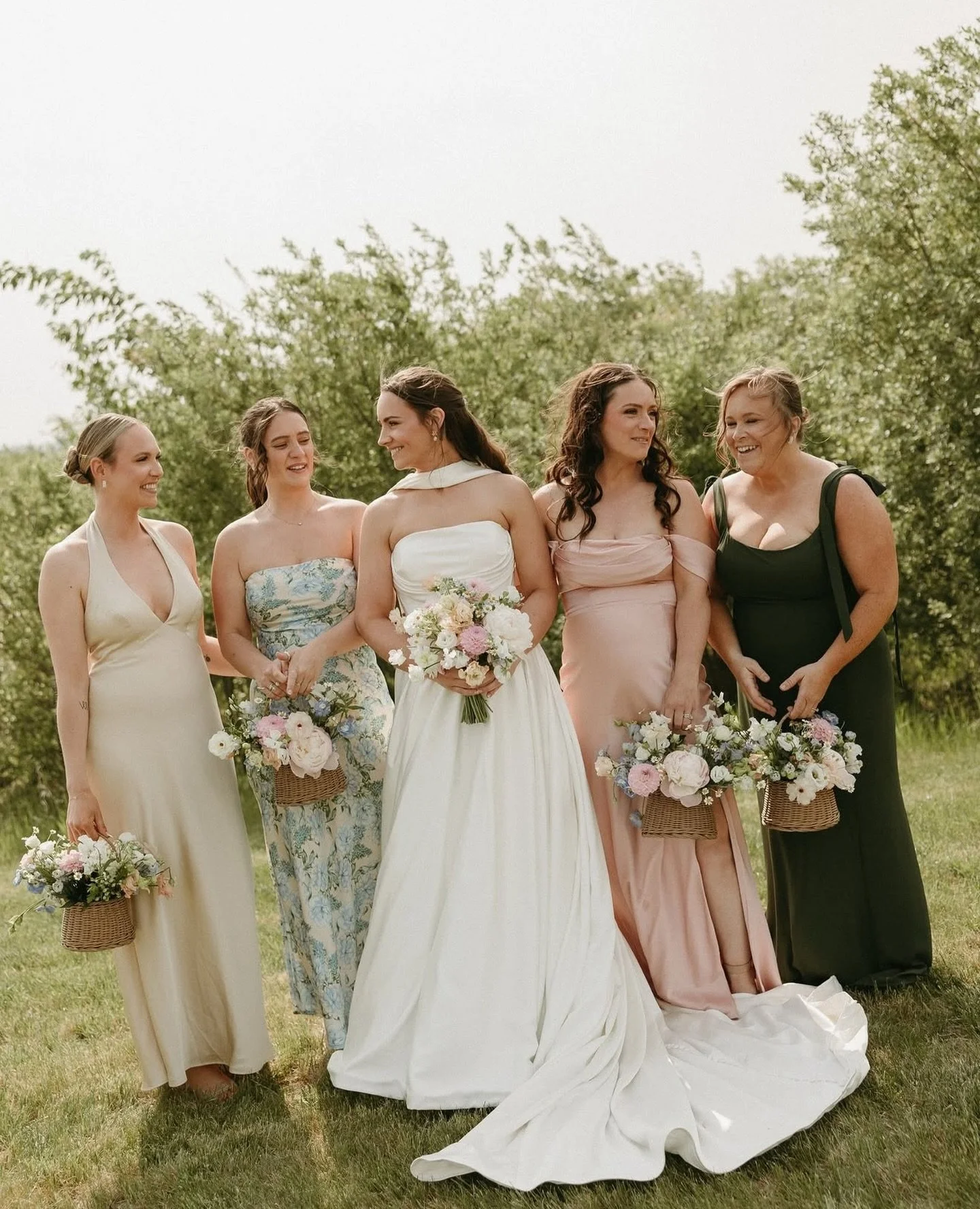 Just a bride and her girly pops 💕🌸

Congrats to our bride Madeleine on your big day! We are so honoured to be apart of it!

Photographer: @courtamberphoto
Venue: @rimbeyriversideretreat
Hair: @danielleaichelleartistry
Makeup: @srmakeupartistry
Flor