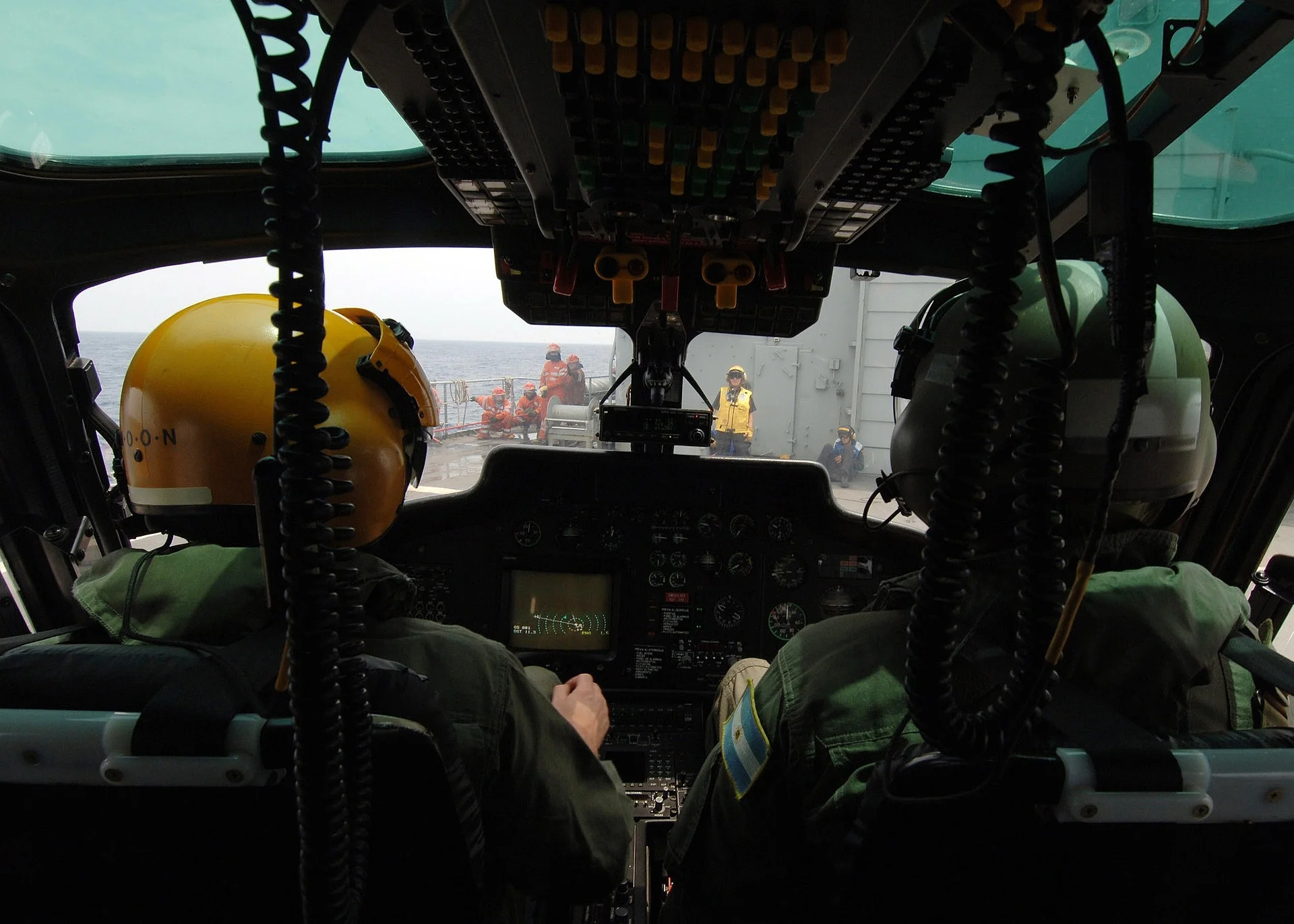 helicopter-pilots-558068_1920.jpg