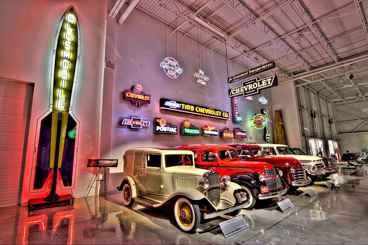 1200px-GM_Heritage_Center_-_078_-_Cars_-_Suburbans_and_Neons.jpg