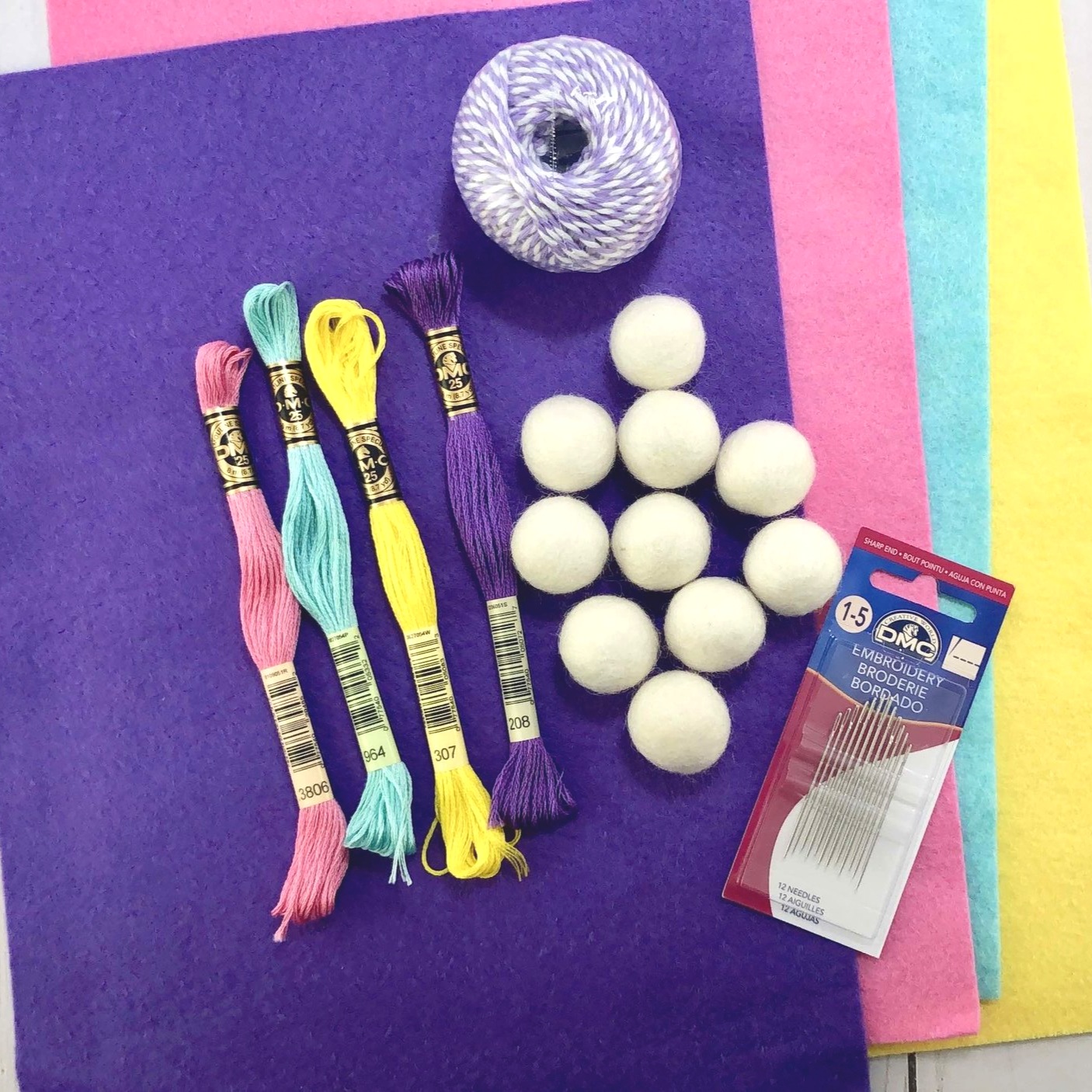 Supplies+needed+to+make+a+felt+Easter+Bunny+banner+with+the+Cricut.jpg
