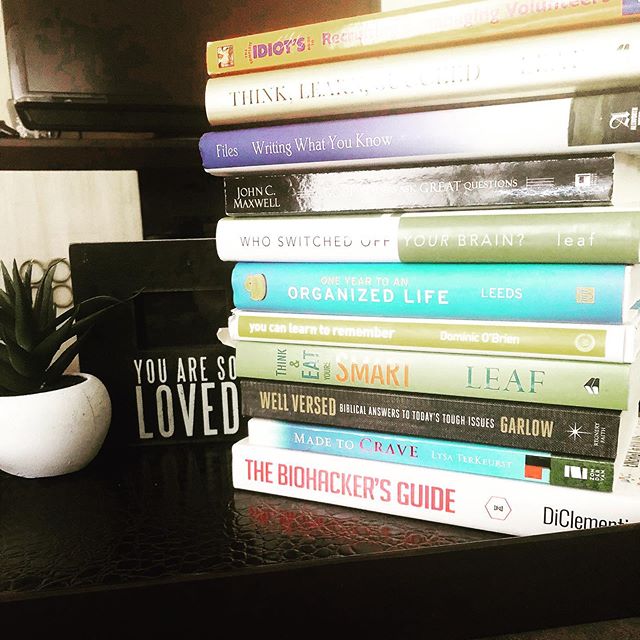 There&rsquo;s a secret to reading a lot of books! 👆🏼👆🏼
Here&rsquo;s a few of the top books I read last year. I remember... most of them 🙈😂
▫️
If you&rsquo;re like me and don&rsquo;t want to finish a book (or don&rsquo;t start the next one cause