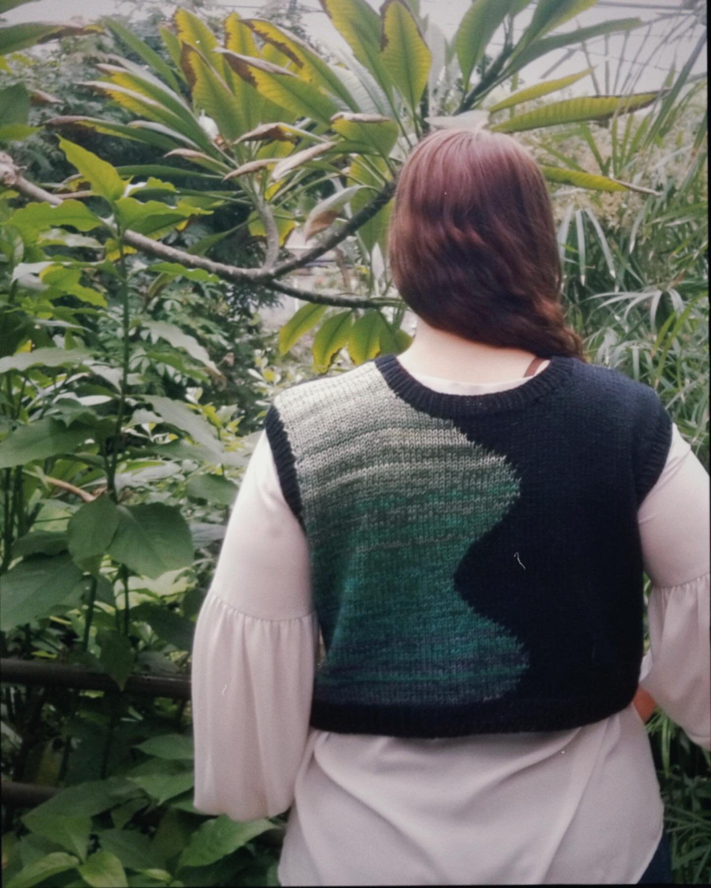 Spotlight moment for the non-solid #wigglyvest 😍 I knit both my samples in solid yarn, so it was incredible to see how the vest looks with both variegated yarn &amp; with fades. And because the vest is 100% reversible, the fades can be different on 