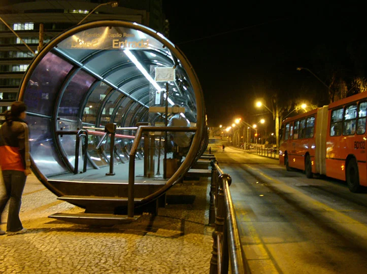 Bus station for seamless bus-bus interchanges