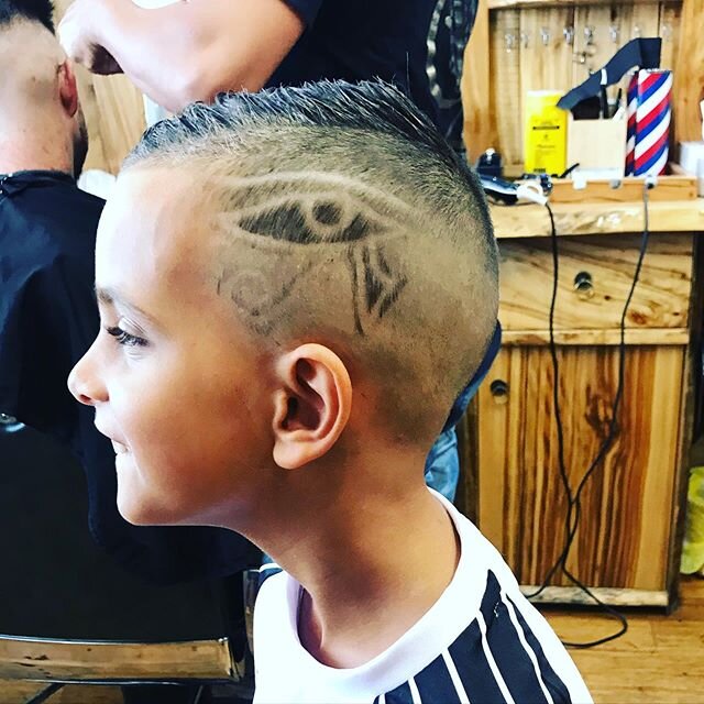What a cool kid 😎 Egyptian eye track design by Adam @antonious_mma  Happy New Year!!! #barbers #egyptian #surfersparadise #goldcoast #hair #design