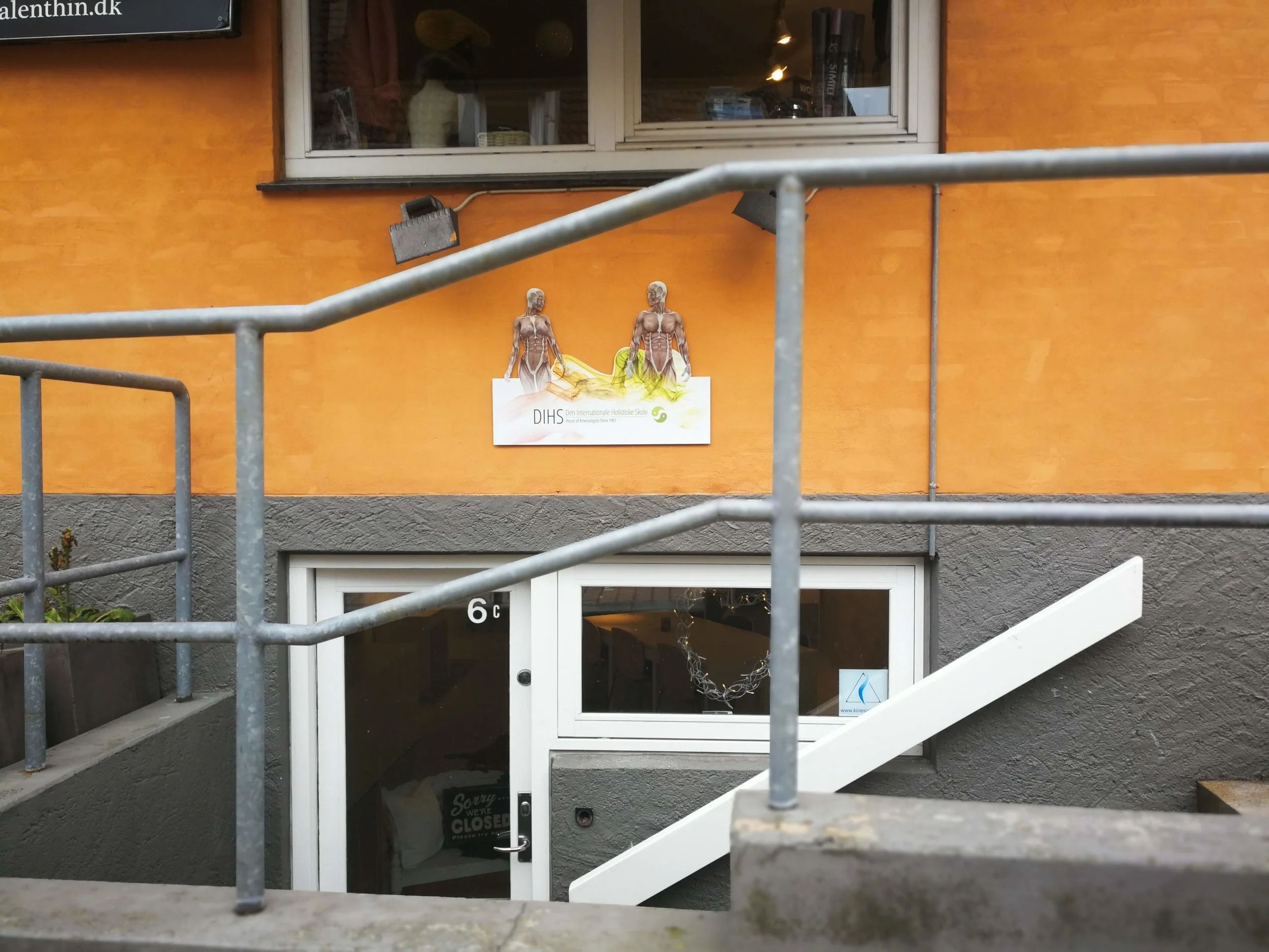facade med skilt.jpg