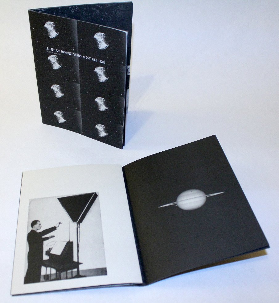 Nicolas Cabos LE LIEU DU RENDEZ-VOUS N'EST PAS FIXÉ — 36 pages — black print — gray paper 13,8 x 18,5 cm — in a blister