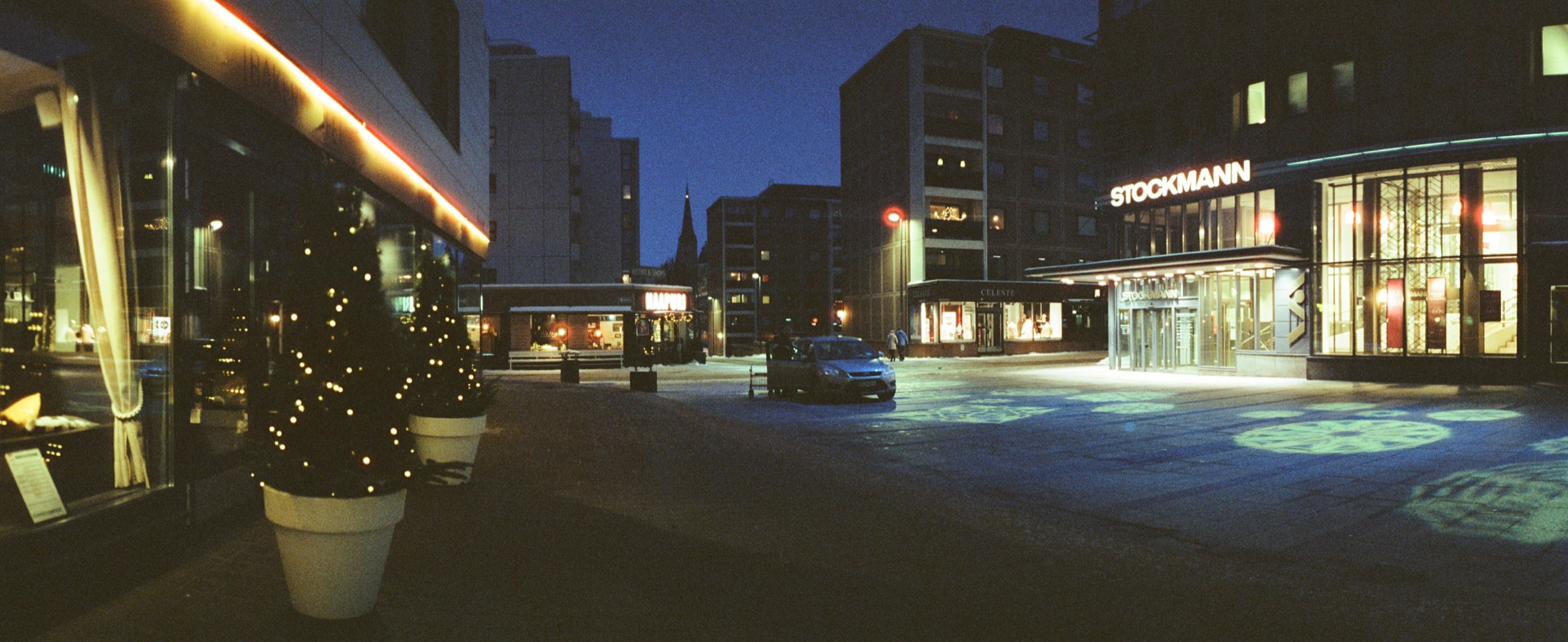 cameraville_horizon_202_panoramic_35mm_tampere_cineStill800_5.jpg