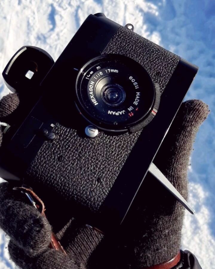 It seems my film advance lever has gone missing - activate the Leicavit!