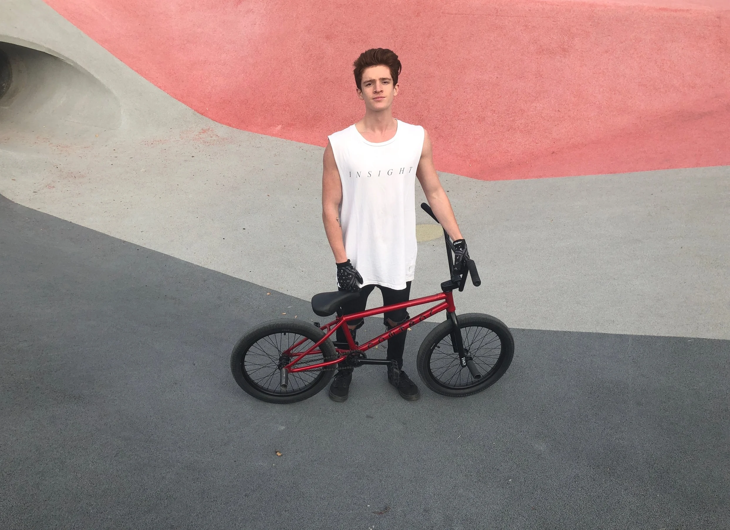 Rémi Gronier Née 20/05/1997 en banlieue parisienne, j’ai toujours été éduqué avec le principe de respect et d’acceptation des différences présentent entre les hommes. Très jeune j’ai été attiré par les sports extrêmes. Snowboard, Motocross, BMX ses sports sont devenus de réelles passions. Pour mon côté artistique, les œuvres d’art que je préfère sont les tatouages. Je trouve une certaine beauté dans la souffrance endurée afin de véhiculer un symbole ou une idée sur son propre corps. Symbole qui restera éternel même après notre mort. Je me définirais finalement comme un passionné acharné qui, trop souvent, aurait dû lâcher l’affaire avant que les choses ne deviennent hors de contrôle.