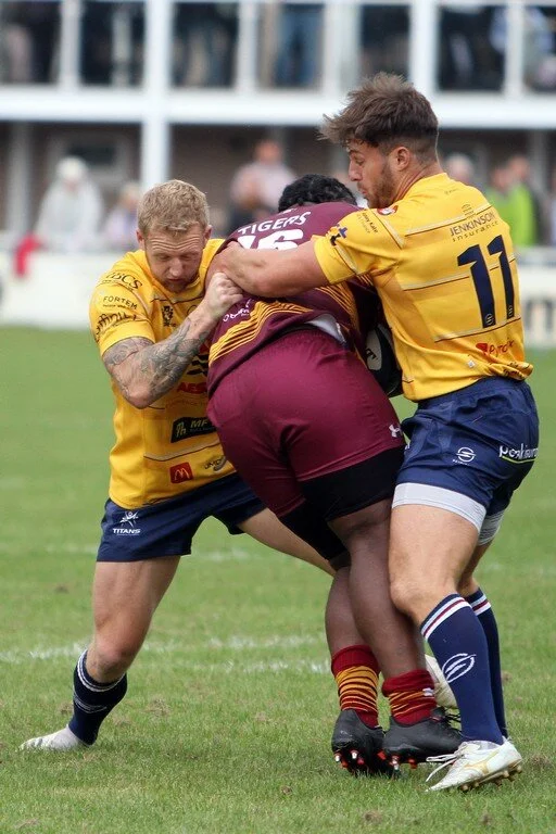Lloyd Hayes and Jamie Cooke Tie Up Nonleh Beltus.jpg