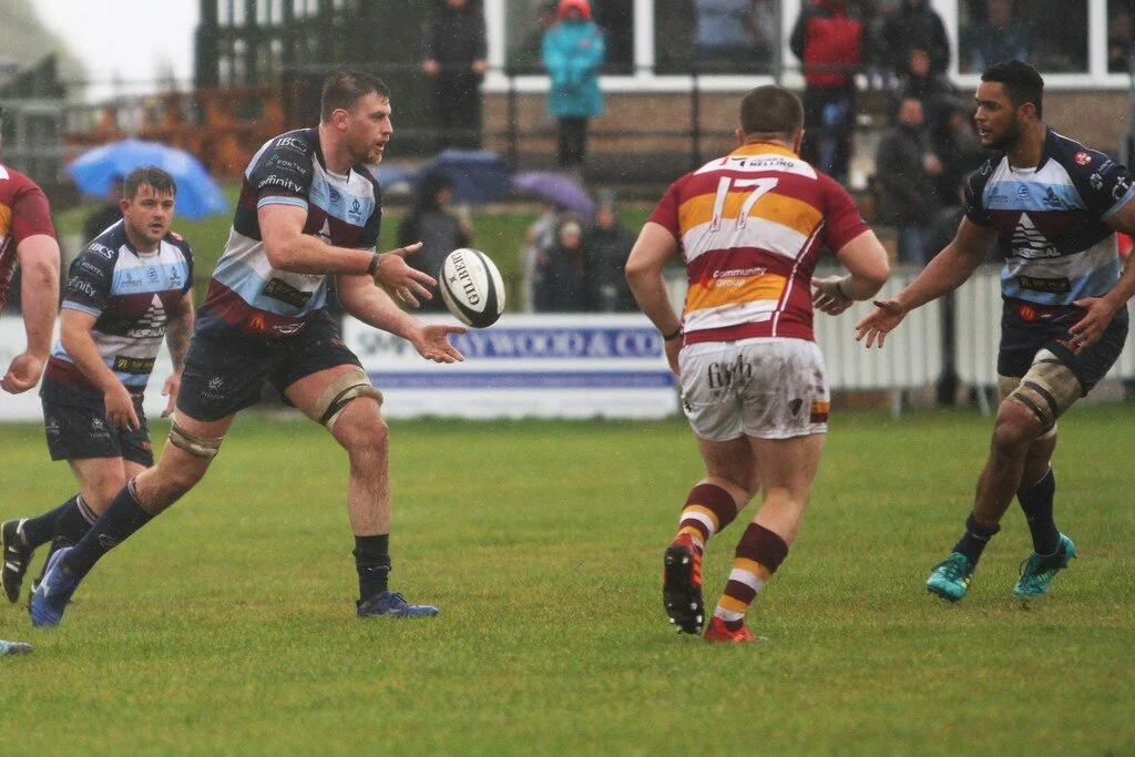 Matt Smith Passes To Theo Nwosu-Hope.jpg