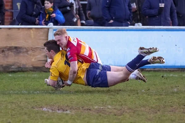 Harry Dunne goes in for the Titans-8345.jpg