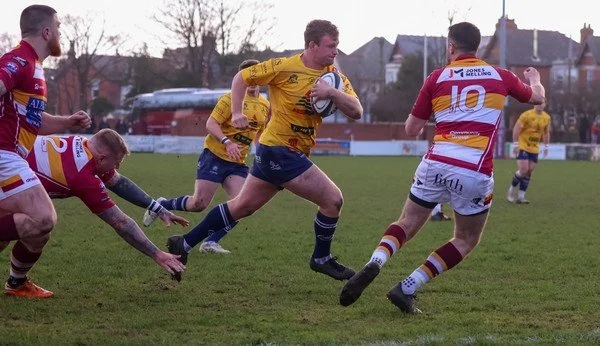 Harry Newborn goes close for the Titans-7745.jpg