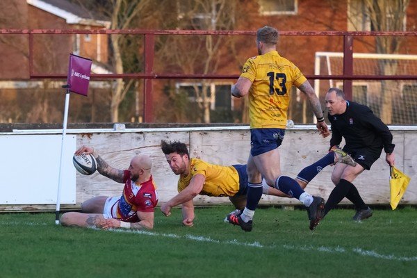 Henry Hadfield goes in at the corner-8669.jpg