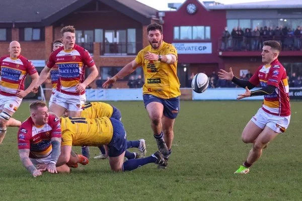 Scott Rawlins gest the ball to Matt Sturgess to score-8418.jpg