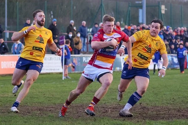 Thomas Grimes cleans up at the back for Fylde-7800.jpg