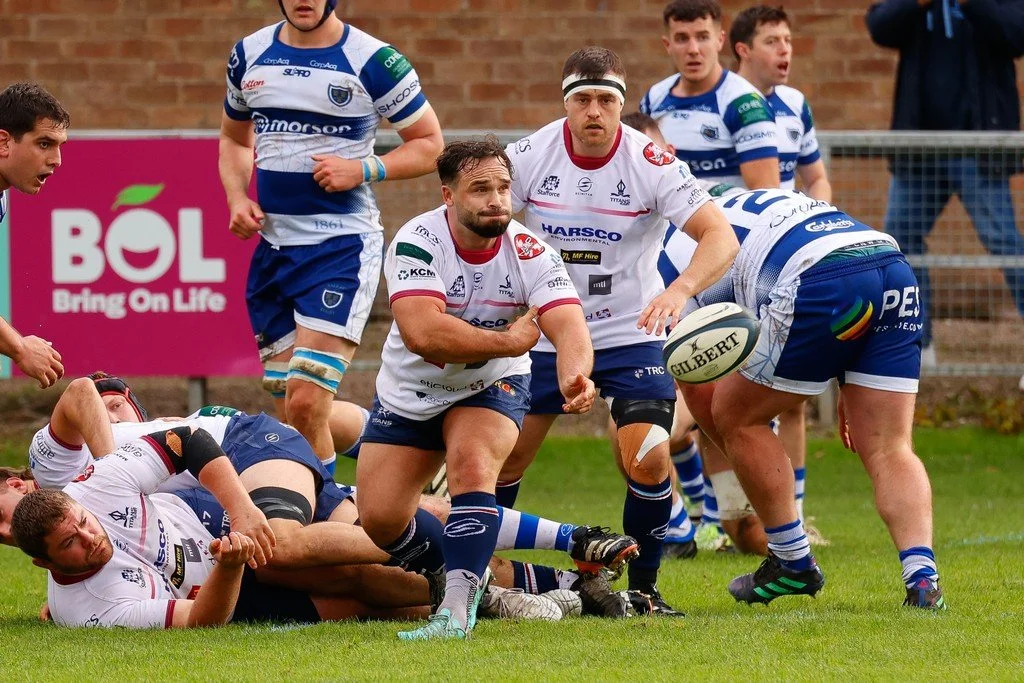 JB Bruzulier gets the ball away-4656.jpg