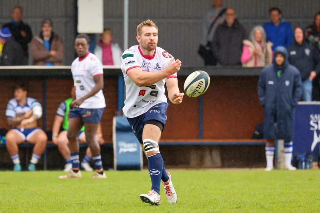 Robert Povey spreads the ball-4580.jpg