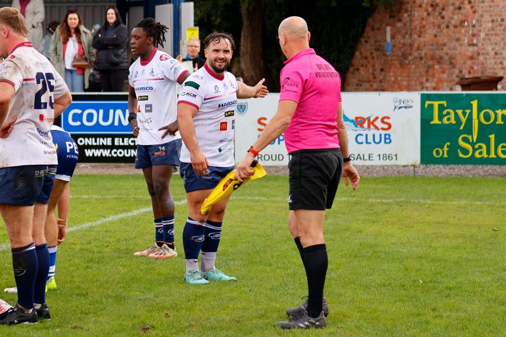JB Bruzulier protests to the linesman over Sale's winning try-5207.jpg