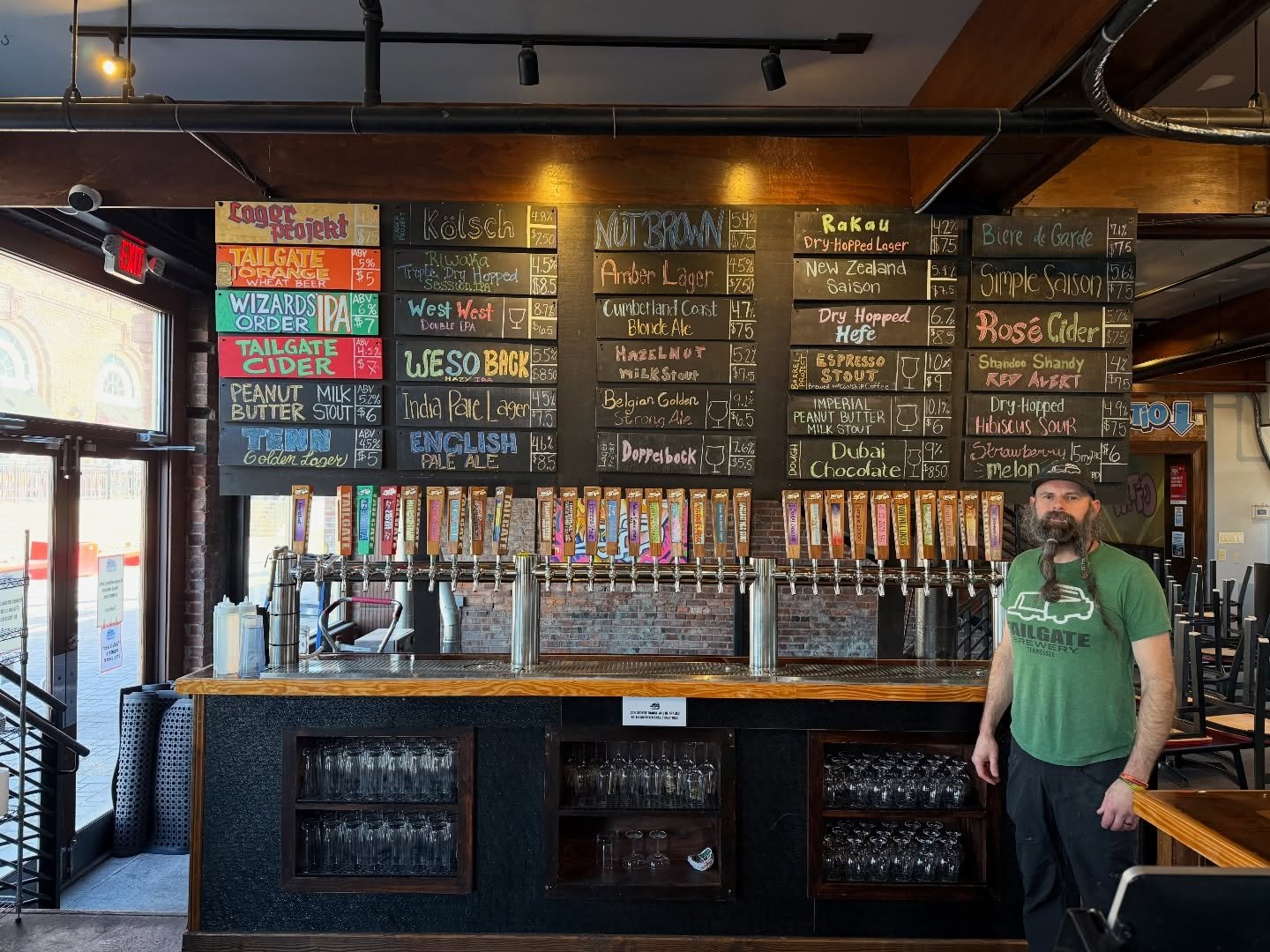 TGIF lovers! We just tapped Lager Projekt: Kolsch. Light. Crisp. Perfection. 

Delicate, floral aromas mixed with pear and lemon zest. Quenching and balanced with a clean bitterness and gentle flavors of water cracker and garden herbs. 

PS - This is