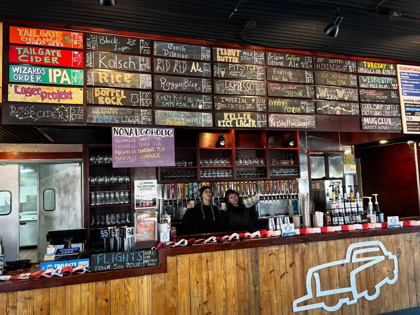 TGIF lovers! We just tapped Lager Projekt: Kolsch. Light. Crisp. Perfection. 👌🏻

Delicate, floral aromas mixed with pear and lemon zest. Quenching and balanced with a clean bitterness and gentle flavors of water cracker and garden herbs. Available 