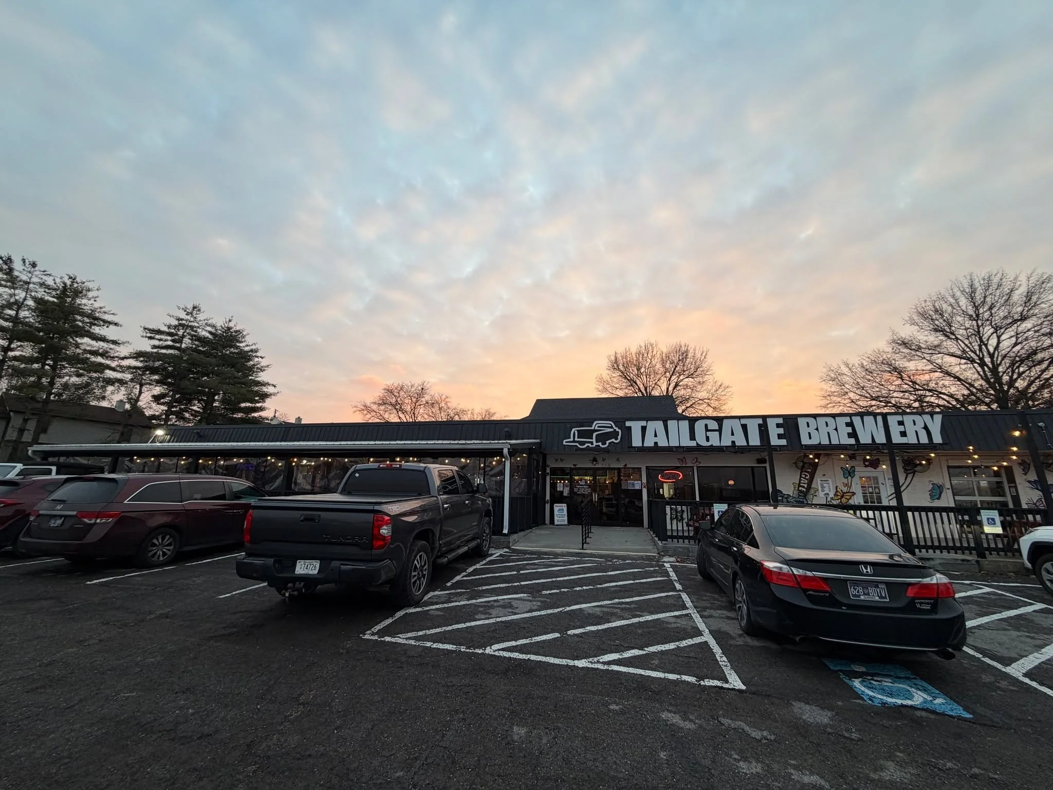 Is there anything more magical than a sunset over a full taproom on a Sunday? (the answer is no) 😉❤🍺