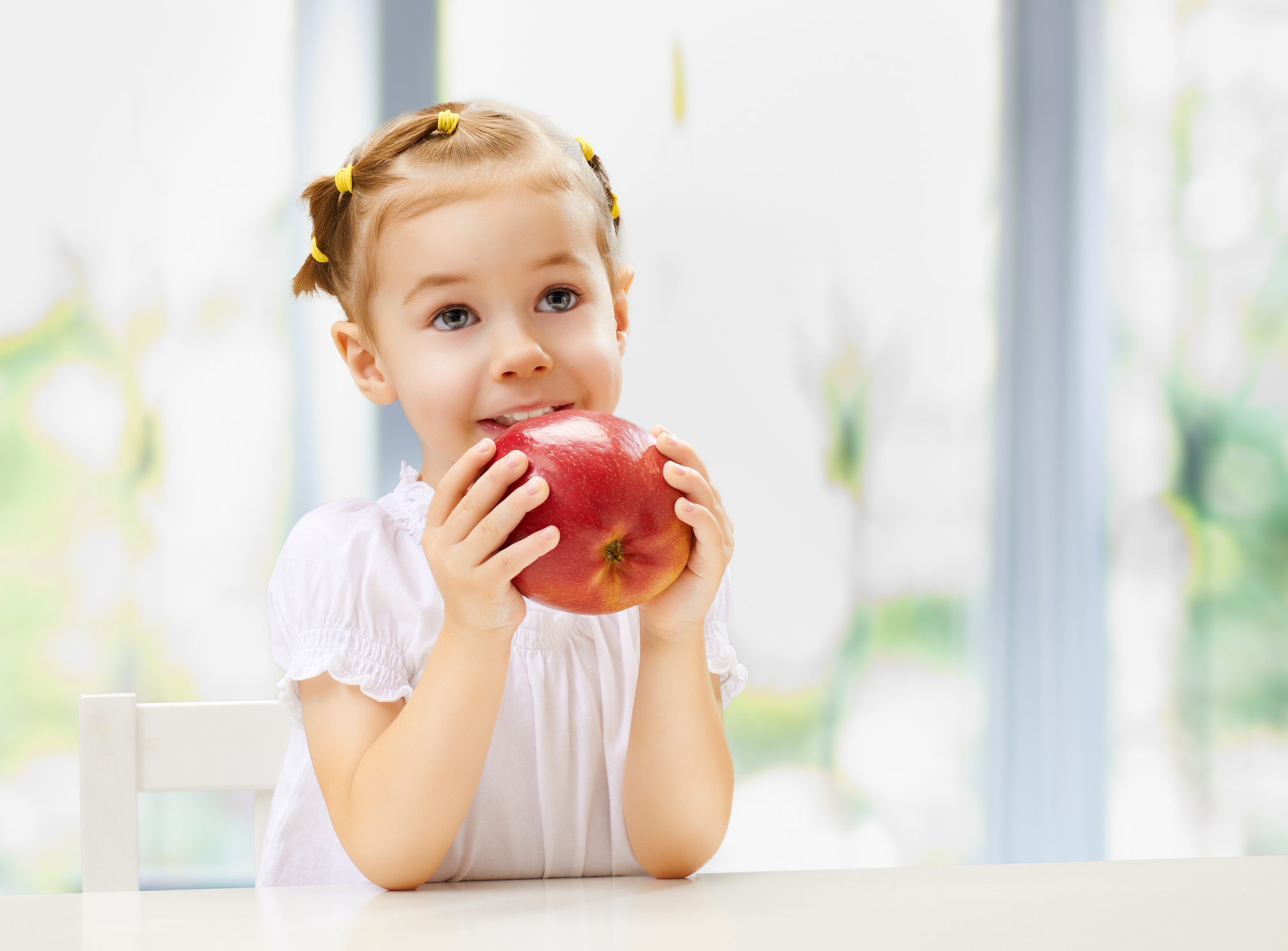 Мама ест яблоко. Яблоко для детей. Ребенок кусает яблоко. Девочка с огромным яблоком.