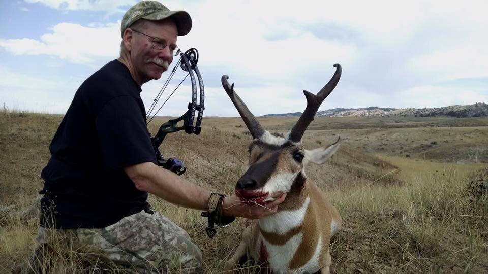 AA Wyo Tom Nelson with his pronghorn.jpg