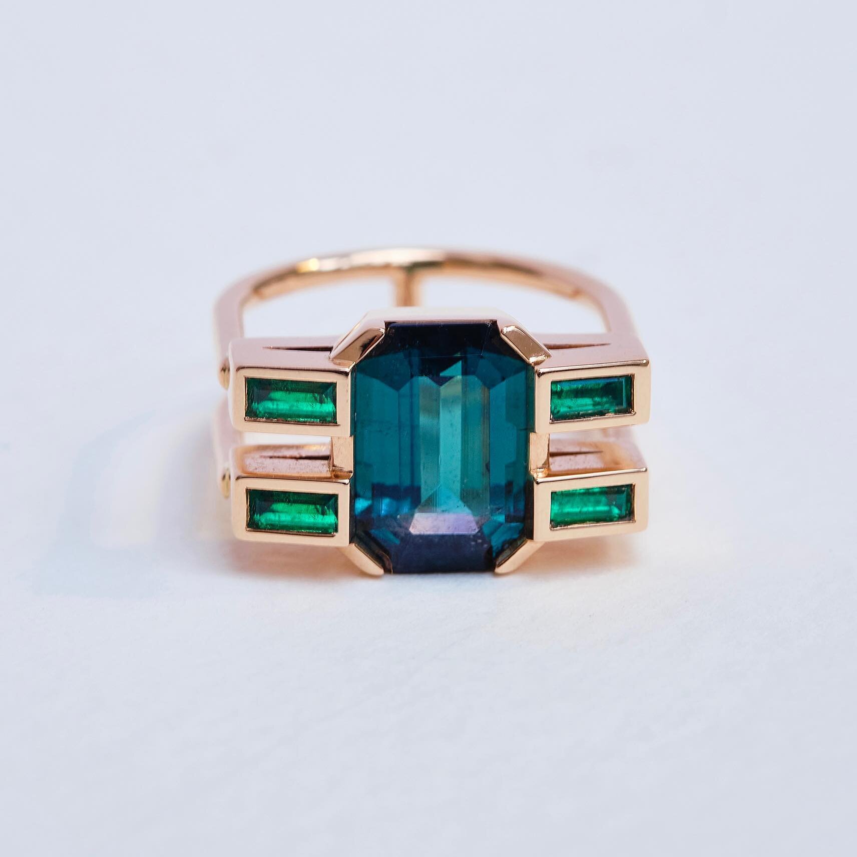 Villa Chaillot ring set with a green & pink tourmaline and four emeralds baguette cut 🤩