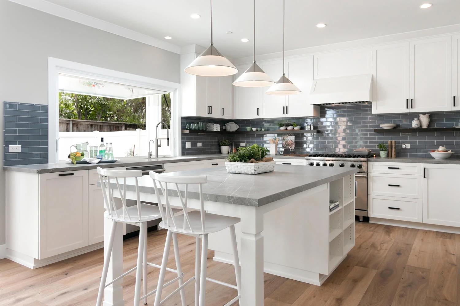 1054 Bangor Ln-011-017-Kitchen-MLS_Size.jpg