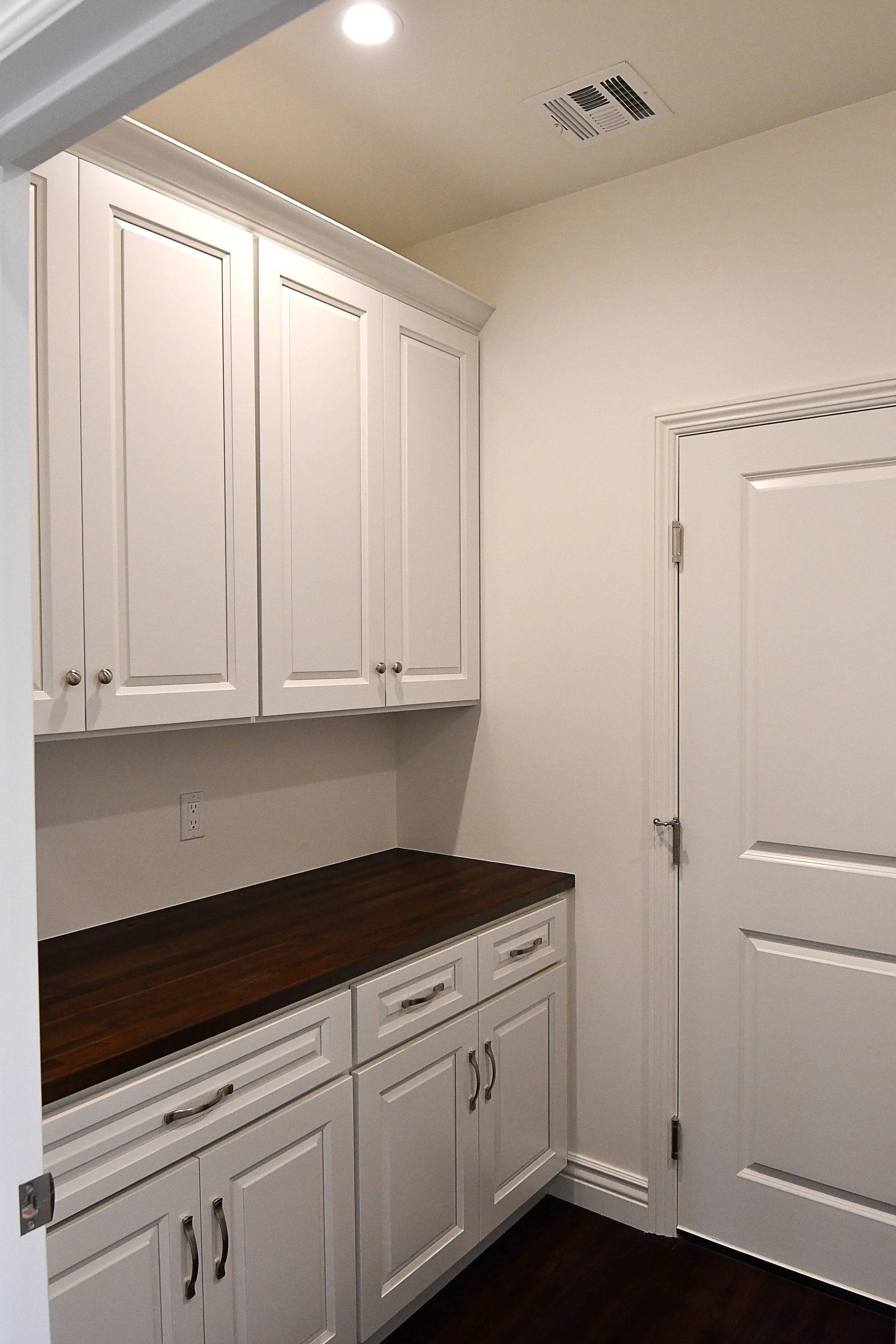 Mesa Cir_laundry cabs.JPG