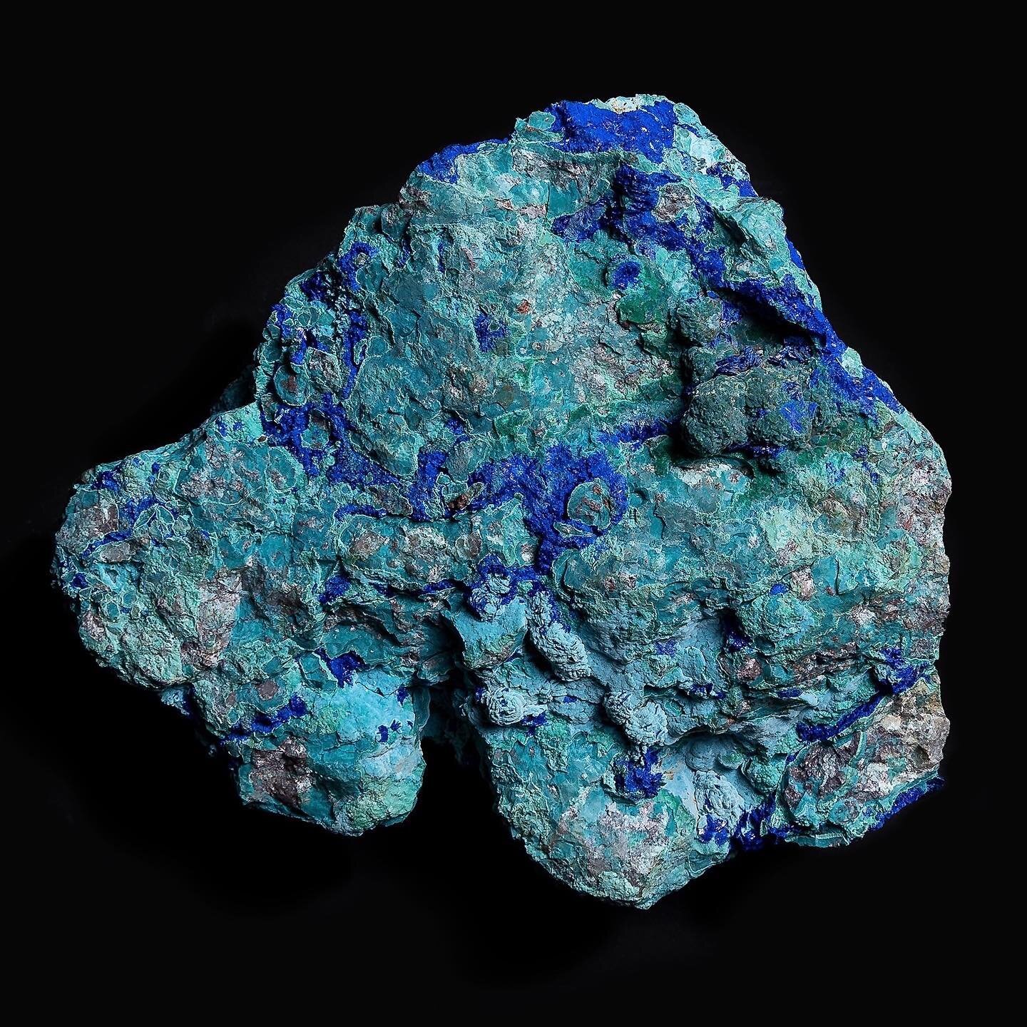 AZURITE with copper encrusted platform 
(arial view of rock sculpture by BDS)

4.25&rdquo; x 6&rdquo; x 5.5&rdquo;
2 LBS

Excavated from the Copper Mountain Mining District, Morenci Arizona 

https://www.bradleyduncan.com/blue-rock-green-wind/azurite