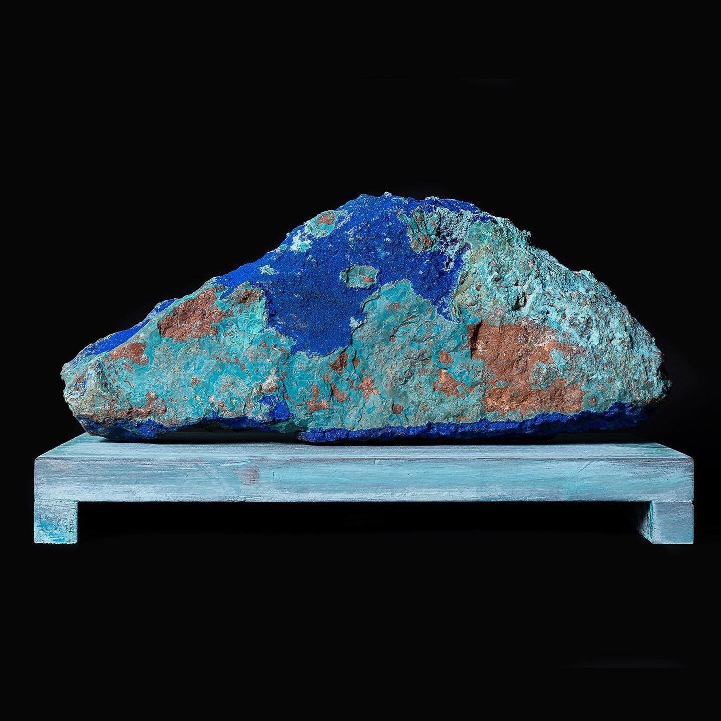 AZURITE with copper encrusted platform

6.5&rdquo; x 11.5&rdquo; x 5.5&rdquo;
5 lbs

excavated from the Copper Mountain Mining District. Morenci, Arizona 

www.bradleyduncan.com/blue-rock-green-wind/azurite-3