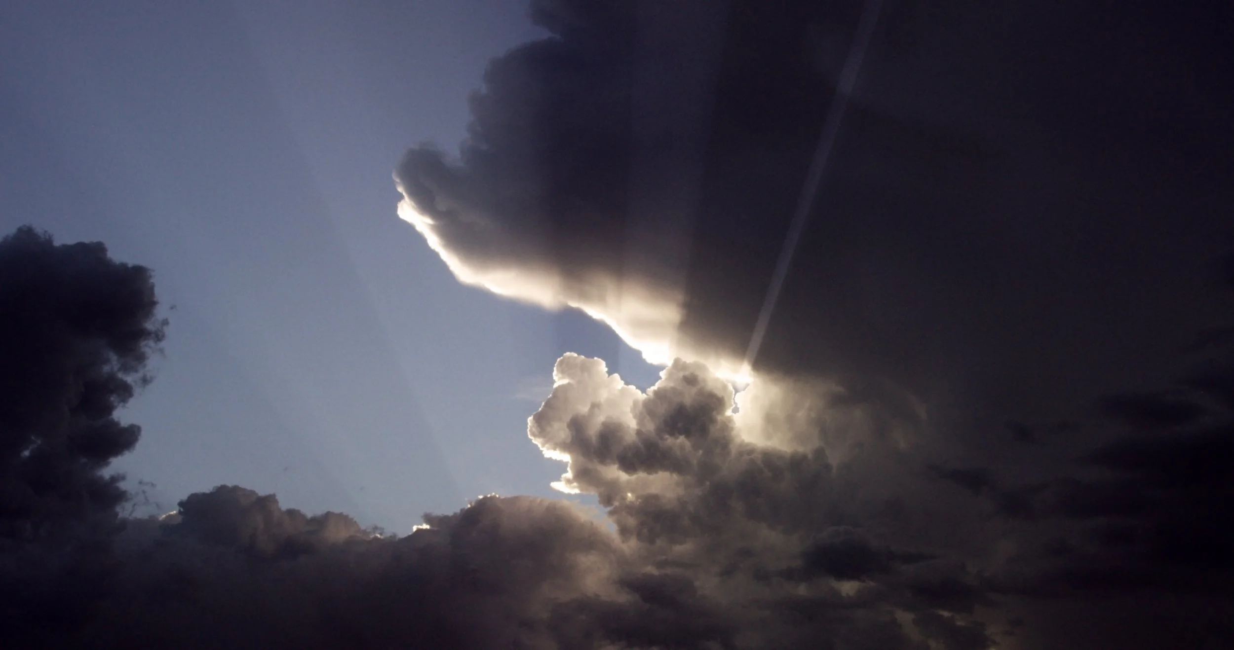 Big sun rays over TCu copyright Martin Lisius.jpg