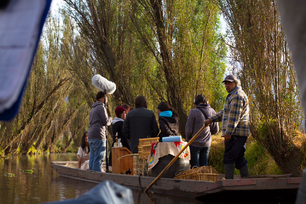 El equipo navegando en Xochimilco.