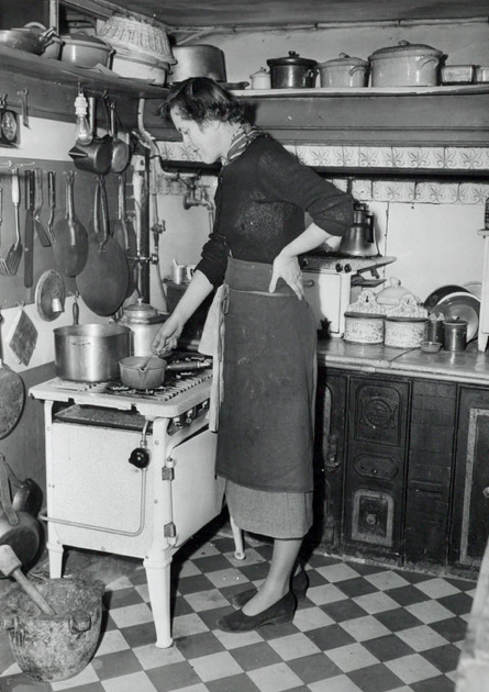 Julia Child, en su pequeñísima cocina en París