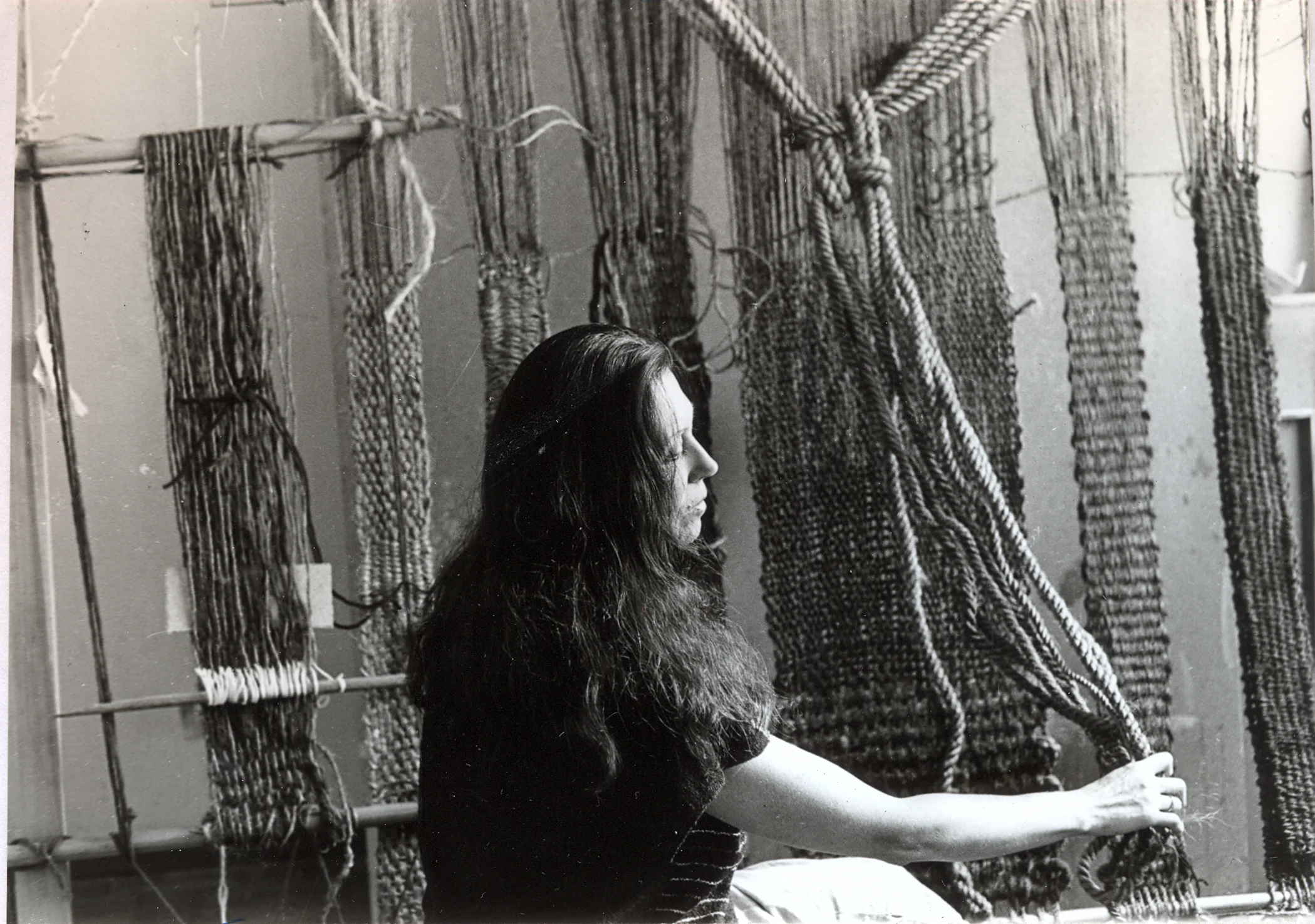 Cecilia Benitez (1937-2010), en su taller. Producción de tejidos, 1980 aprox. Archivo de la artista.