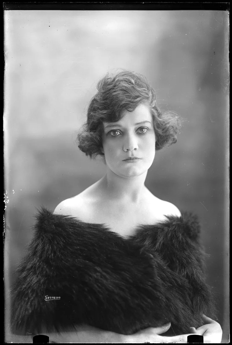 Retrato de Estudio de Mujer - Manuel Jesús Serrano (c. 1930- 1940)