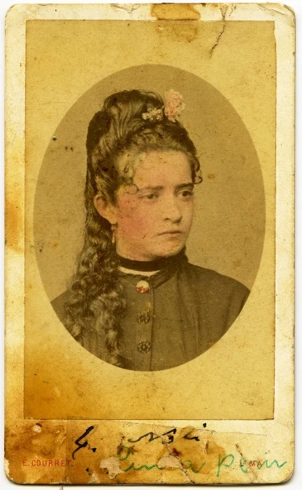 Uno de los primeros retratos de una mujer que aparece en el archivo del INPC. Catalina Noli Yturrizaga (c . 1865), retratada por los hermanos Courret