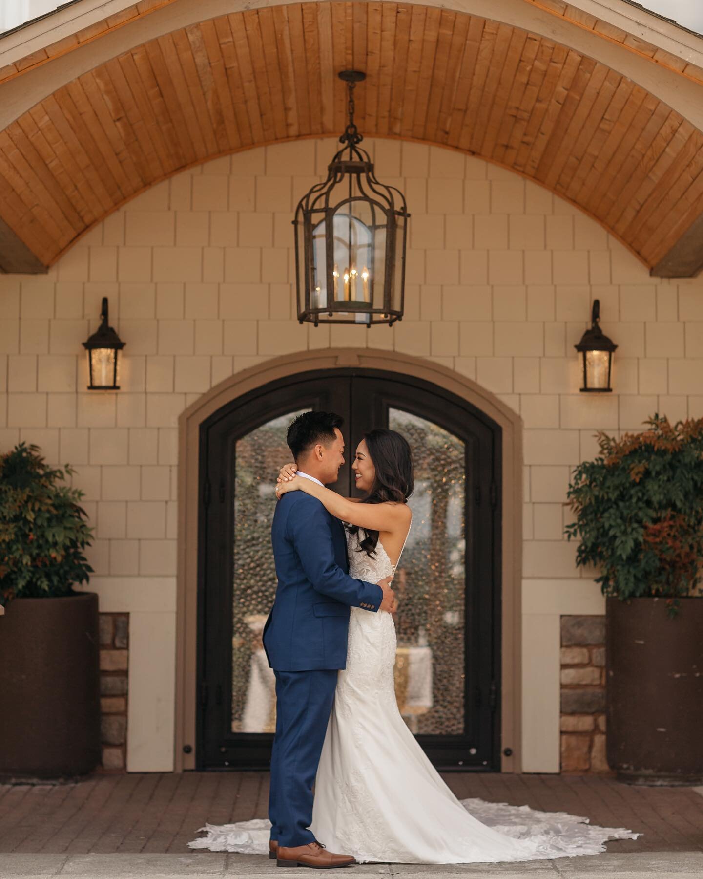 Lord Hill Farms (located in Snohomish, WA) is such a beautiful location to get married! And this is just the photo of their entryway😝So beautiful!💕They have an indoor and outdoor ceremony option, amazing outdoor and indoor location for cocktail hou