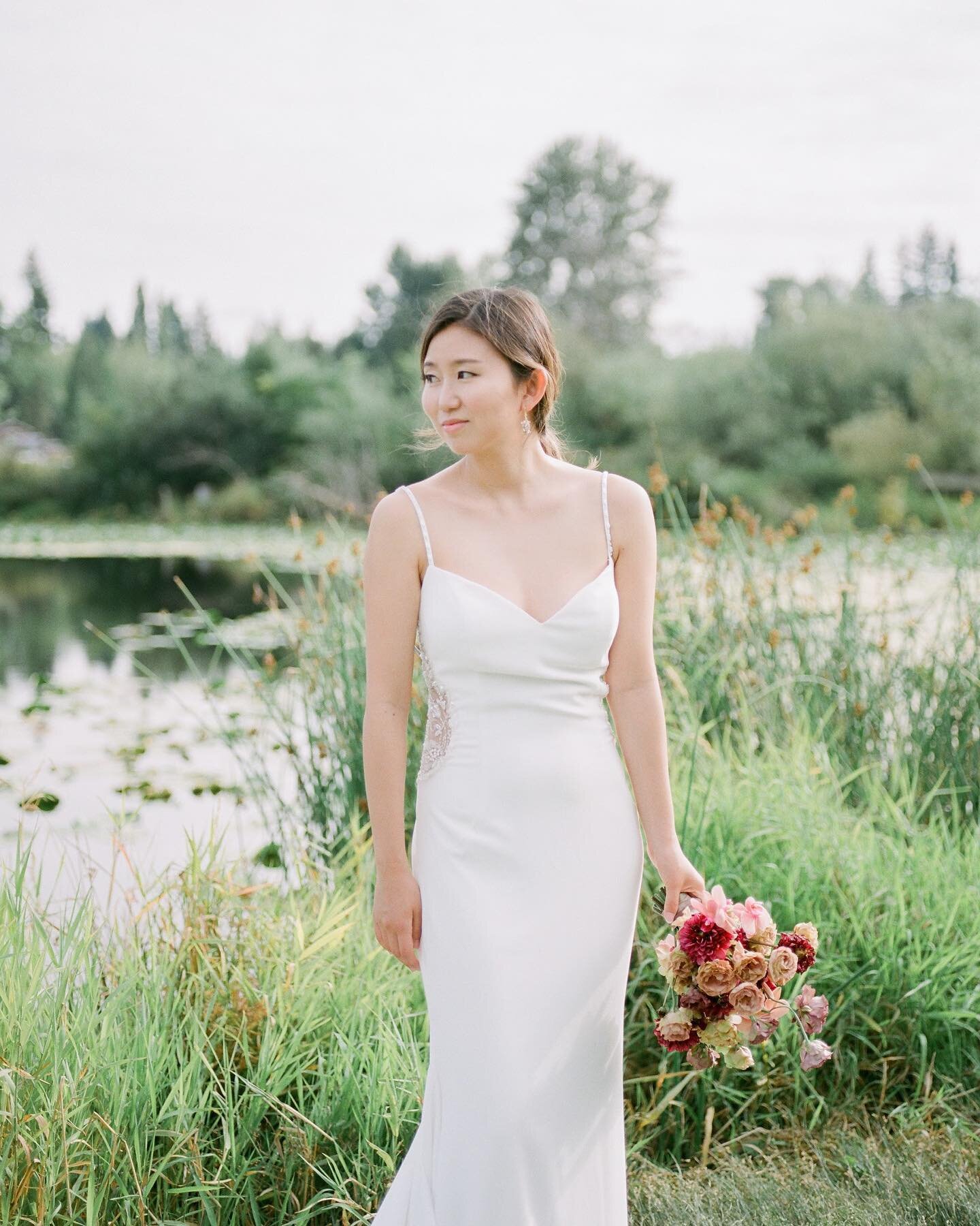 Is it spring yet?😅Looking forward to the spring wedding season and beautiful spring wedding trends👰&zwj;♀️💍💐Can't wait to see more simplistic wedding gowns and spring florals like tulips🌷🥰 Gowns: @bellevuebridal | bouquet: @busara.flora | photo