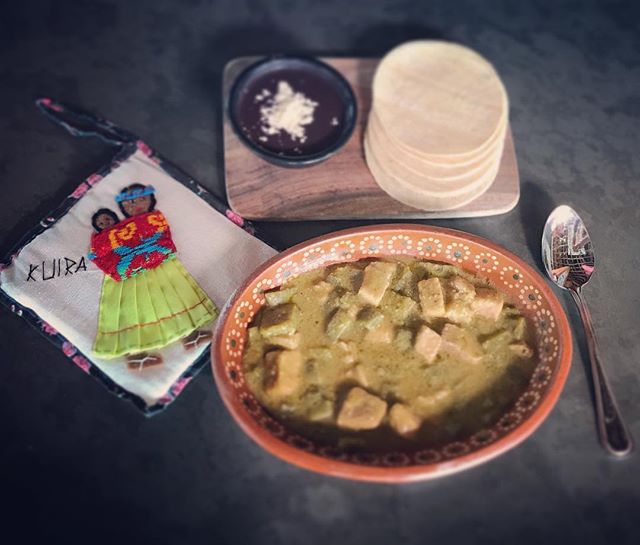 A comeeeeer! Amazing pork with cactus in green salsa, one of the many options for today&rsquo;s #ComidaCorrida! #MomsCookBest